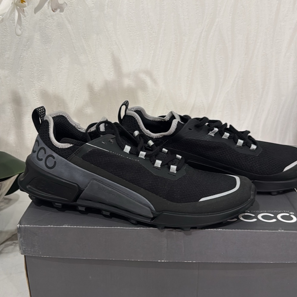 ECCO Men's Black and Gray Athletic Shoes